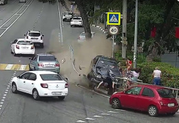 В Сочи автомобиль сбил шестерых пешеходов на тротуаре. Видео