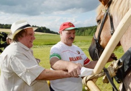 Лукашенко показал Депардье свою резиденцию и поучил косить