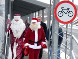 ФОТО: Санта-Клаус и Дед Мороз встретились на мосту "Дружба" 