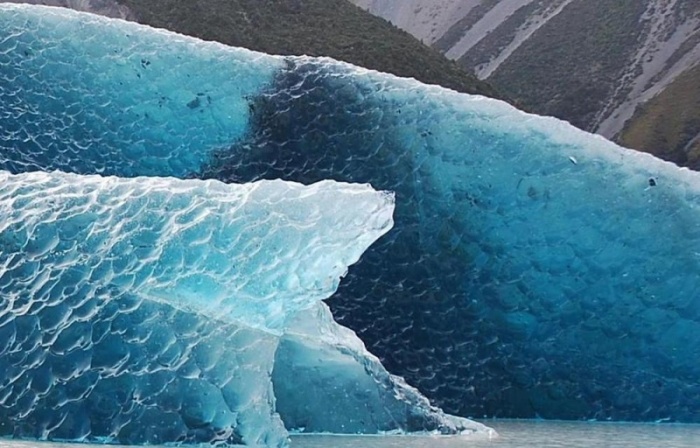 В Антарктиде нашли перевернутый айсберг
