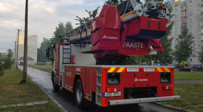 ВИДЕО: в Нарве загорелась квартира на улице Даумана 