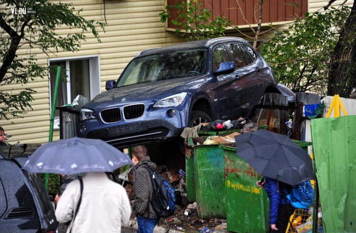 Во Владивостоке нашли BMW на мусорных баках