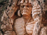  Перуанский скульптор высек в скале гигантские фигуры древних богов