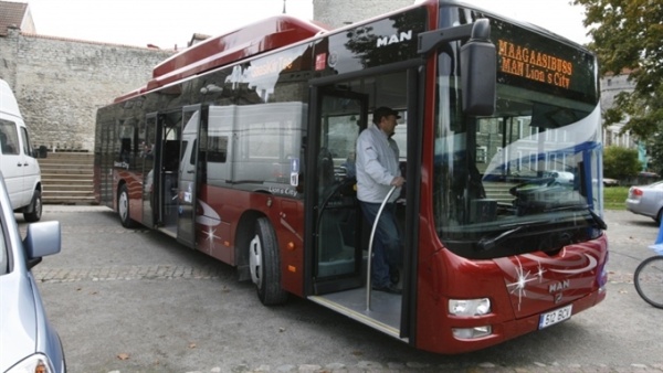 Нарва получила четыре работающих на природном газе городских автобуса 