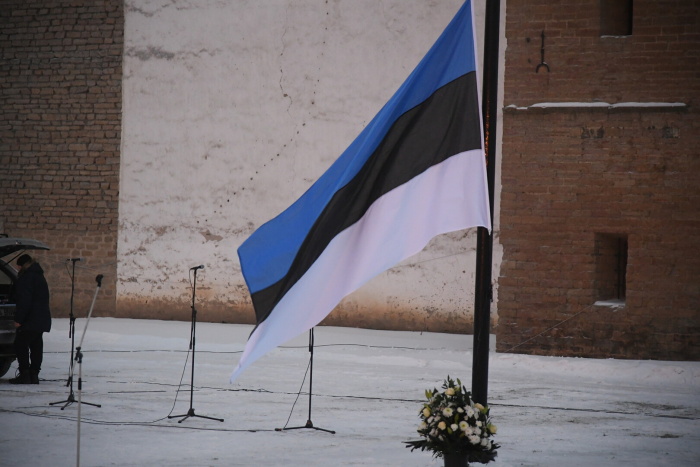 ФОТО: нарвитяне и гости города встретили 103-ю годовщину независимости ЭР поднятием флага