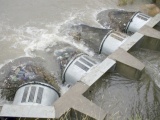  В Австралии водоемы защищают от мусора при помощи специальных сетей