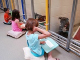  Дети читают вслух в приюте для животных, чтобы помочь запуганным и застенчивым собакам адаптироваться 