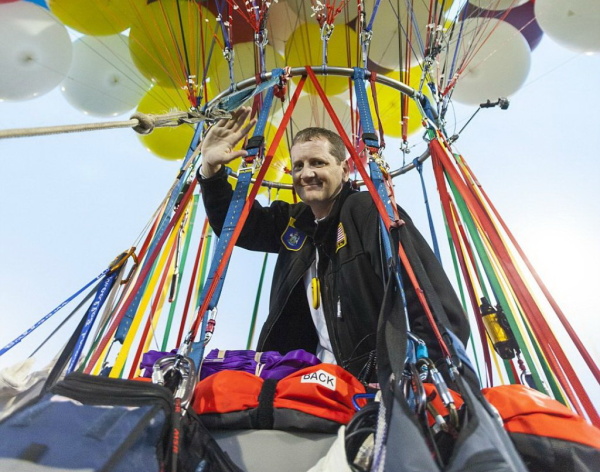 Американец решил перелететь Атлантический океан на 300 воздушных шарах 