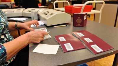 Паспорта с десятилетним сроком действия будут выдавать лишь с 2017 года, срок действия ID-карт менять не станут 