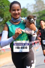 Участница марафона подобрала щенка на обочине и пробежала с ним ещё 30 километров до самого финиша