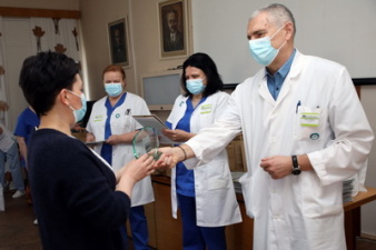 Конфликт поколений усложняет эстонским больницам поиск новых врачей