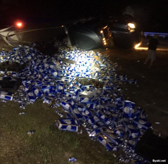 Во Флориде более 27 тонн баночного пива вывалилось на дорогу