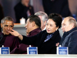Путин подал плед жене Си Цзиньпина, шокировав Китай и вызвав пересуды в мировых СМИ