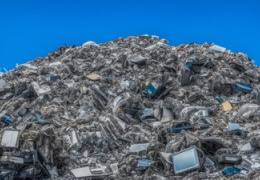 В ООН бьют тревогу: мир накрывает цунами электронного мусора, а в землю закапываются миллиарды долларов 