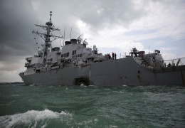 Американский эсминец сильно поврежден после столкновения с танкером, 10 моряков пропали 