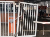 В Нарве автомобиль протаранил ворота на границе 