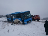 На шоссе Кейла - Хаапсалу автобус с пассажирами соскользнул в кювет и перевернулся 