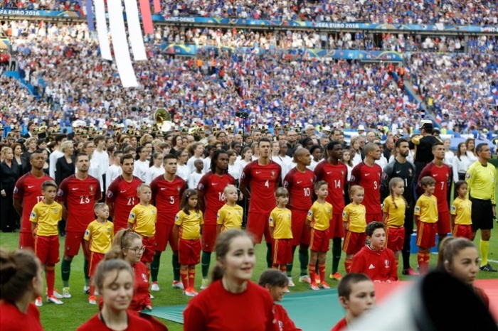 9-летняя Ольга Симагина из Нарвы в финале ЕВРО-2016 вывела на поле знаменитого португальского футболиста Пепе 