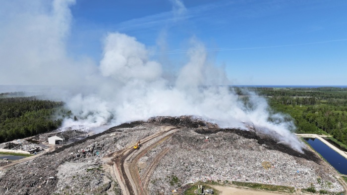 Тушение пожара на свалке Уйкала в Ида-Вирумаа может занять несколько дней