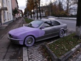 Новгородские маляры перекрасили в лиловый цвет перегородившую тротуар BMW