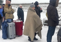 Горячий чай, согревающие стельки – очереди на нарвском погранпункте помогают рядовые жители: «Мимо пройти невозможно»