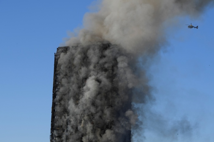 Лондоне горит высотный жилой дом, часть жителей оказалась в огненной западне 