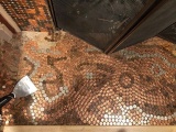 Женщина сделала просто потрясающий пол из 7500 монет 