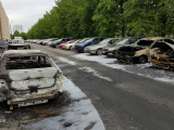 в Ыйсмяэ ночью сгорели три автомобиля, полиция подозревает поджог 