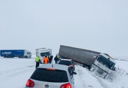 В Рапламаа съехавший в кювет грузовик на пару часов перекрыл движение на шоссе Таллинн-Пярну 