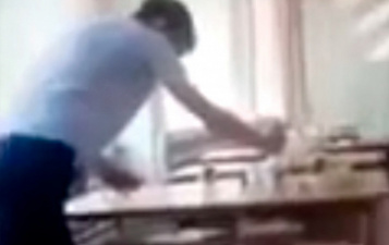 Прокуратура Омска проверит школу, ученики которой выжимали грязные тряпки в тарелки с едой 