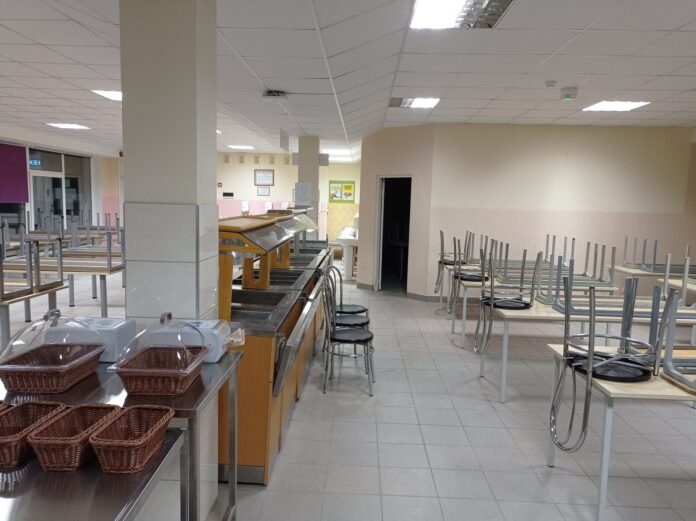 Город за свои средства привел в порядок кухни в школах