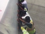  20 мужчин вручную толкают 35-тонный самолет 