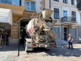 Разборки по-одесски: жители залили бетоном подвал депутата 