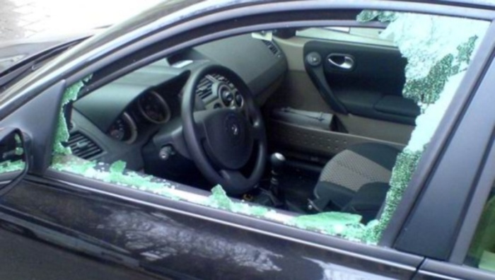 В Нарве мужчина в сильном алкогольном опьянении разбил окна в 11 автомобилях