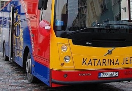 Библиотечный автобус KATARINA JEE приезжает на парад.