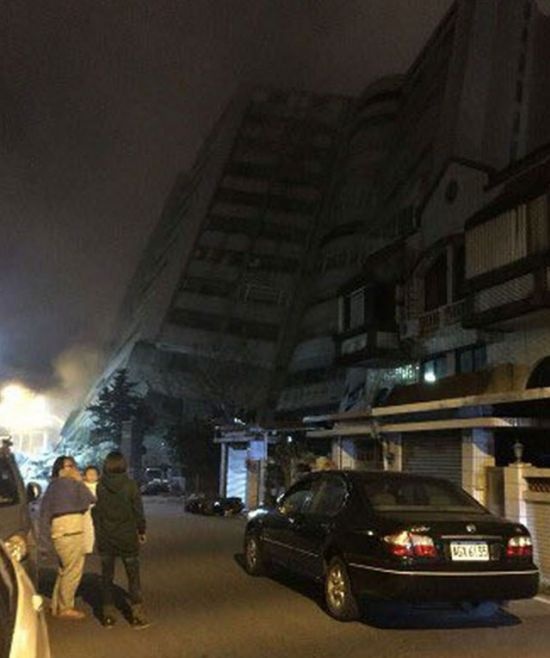  На Тайване эвакуируют людей из накренившегося отеля 