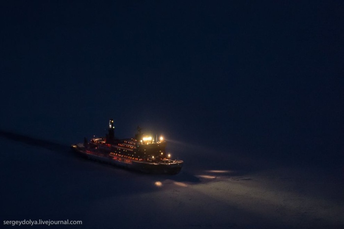 Уникальные фотографии ледокола с воздуха на Полюсе в условиях полярной ночи