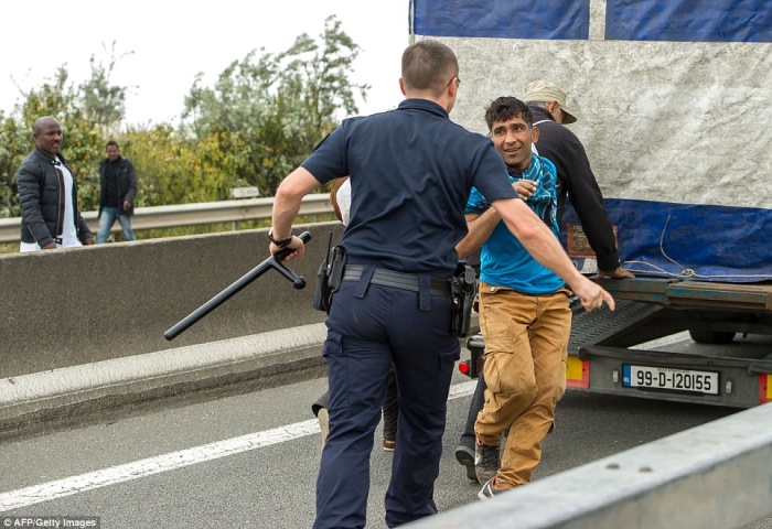Битвы с мигрантами в Кале