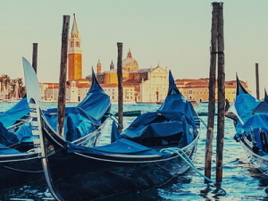 Почему в Венеции все гондолы чёрные