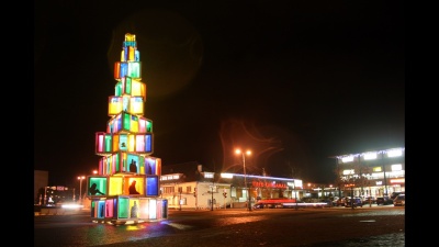 необычное рождественское дерево Раквере сверкает огнями 