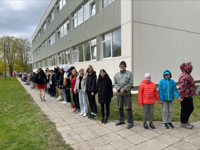 ФОТО: ученики Нарвской Солдинаской гимназии вышли на пикет
