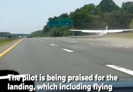 В США пилоту пришлось экстренно посадить самолет на шоссе