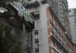В Китае поезд проходит через центр 19-этажного жилого дома