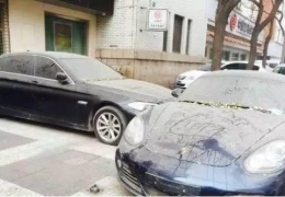 Два упрямых китайца больше года не трогают свои машины из-за ссоры