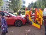  Девушка на красной машинке перепутала педальки и залетела на детскую площадку