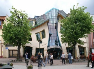 Сказочный Кривой дом в Польше
