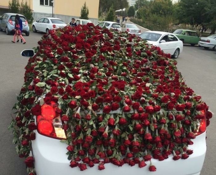 Романтик из Ташкента подарил возлюбленной огромный букет роз стоимостью более 2000 долларов
