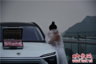 Невеста предложила жениху себя, новый авто и чемодан с деньгами, если он пройдет по мосту из стекла