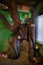 Папа построил сказочное дерево в комнате дочки