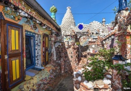 Дом-мозаика из хлама, на который создатель потратил семь лет и 100 000 евро